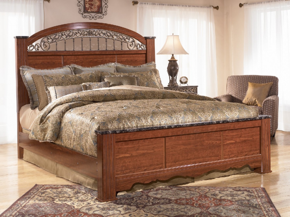 Fairbrooks Queen Poster Bed